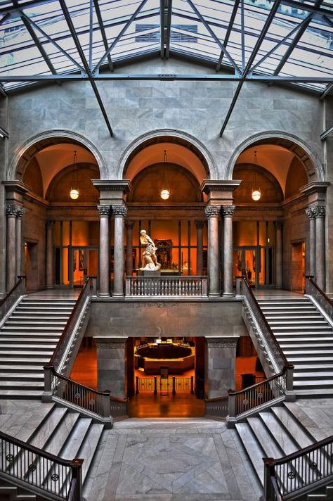 Chicago Art Institute Lobby Zippertravel.com Digital Edition Uic Chicago, Chicago Art Institute, Chicago Fall, Chicago Weekend, Chicago Attractions, Loyola University Chicago, Chicago Aesthetic, Chicago Bars, Chicago Pictures