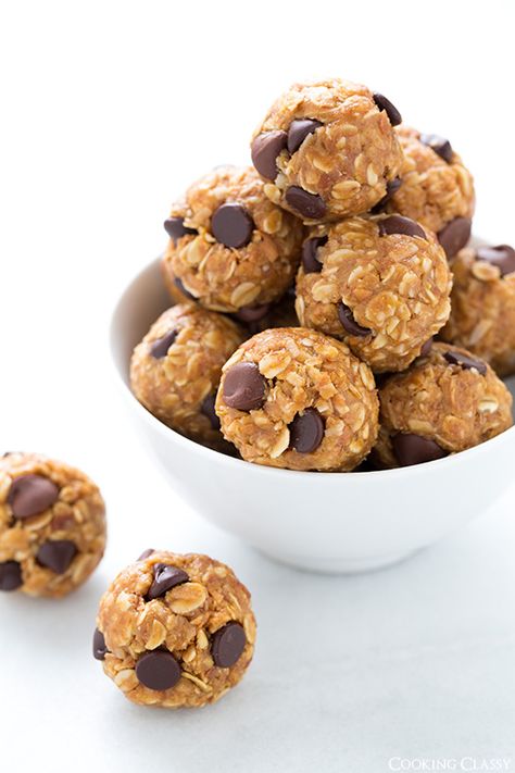 No Bake Energy Bites - so easy to make (no cooking or baking) and highly addictive. Like eating oatmeal peanut butter cookie dough! No Bake Energy, Peanut Butter Energy Bites, Energy Balls Healthy, What Is Healthy Food, No Bake Granola Bars, Baked Granola, No Bake Energy Bites, Midday Snack, Vol Au Vent