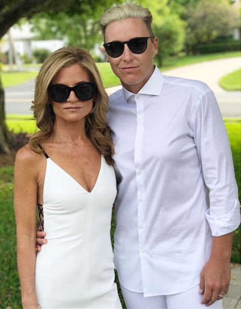 Abby Wambach Wedding, Sarah Huffman, Glennon Doyle, Red And White Outfits, Abby Wambach, Alex Morgan Soccer, Soccer Star, Soccer Girl Problems, Lesbian Fashion