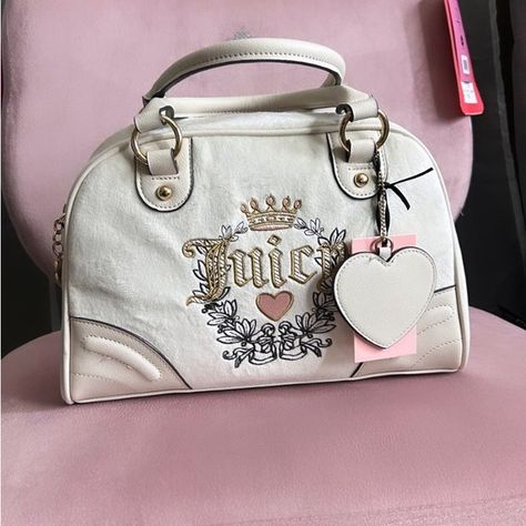 One of the viral juicy bags ! Couture, White Juicy Couture, Juicy Couture Bag, Expensive Bag, Juicy Couture Purse, Couture Handbags, Juicy Couture Bags, Couture Bags, Juicy Couture Pink