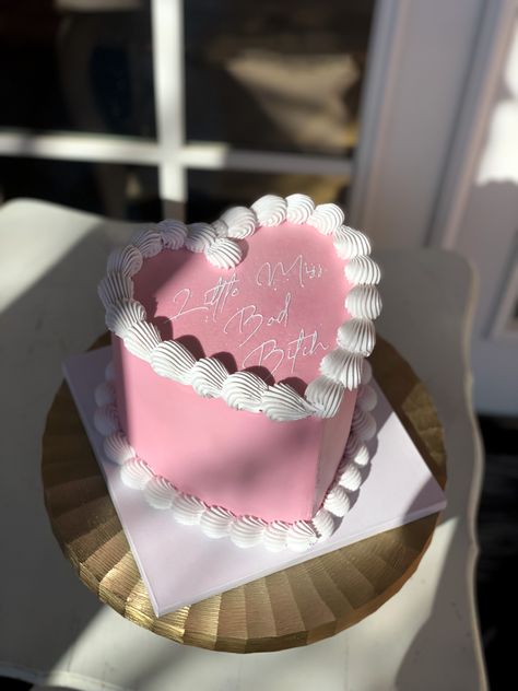 Pink and white heart-shaped birthday cake with strawberry cake and strawberry buttercream Essen, Pink Circle Birthday Cake, Pink Love Heart Cake, Pink Heart Shaped Birthday Cake, Heart Cake Strawberry, White And Pink Heart Cake, Pink And White Vintage Cake, Heart Shaped Cakes Pink, Pink Heart Shaped Cakes Birthday