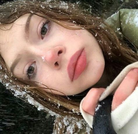 💌💌 on Instagram: “i honestly hope we get snow this year 💌 #whisper #whispers #girlboss #gaslight #gatekeep #pinterest #girlblog #whisperapp #aesthetic…” No Make Up Make Up Look, Winter Girls, Maquillaje Natural, Winter Aesthetic, 인물 사진, Pretty Makeup, Cute Makeup, Aesthetic Makeup, Photo Profil