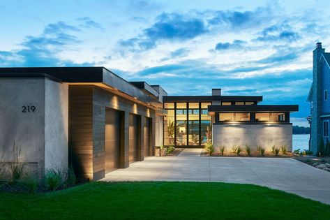 An irresistible Minnesota lake house that encourages indoor/outdoor living Modern Lake House Exterior, Modern Home Exteriors, Contemporary Lake House, Nantucket Style Homes, Modern Mountain House, Mountain Home Exterior, Bungalow Style House, Minnesota Lake, Home Exteriors