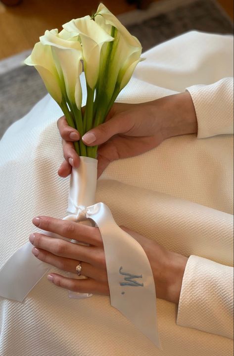 wedding bouquet inspo, stiched initials, minimalist flower bouquet, wedding inspo, bride bouquet aesthetic Bride Bouquets Aesthetic, Minimalistic Bride Bouquet, Minimalistic Wedding Bouquet, Minimalist Bouquet Wedding, Minimalist Bridesmaid Bouquet, Ikebana Bouquet, Minimalist Bridal Bouquet, Minimalist Wedding Bouquet, Minimalist Flower Bouquet