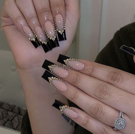 Black And Gold Acrylic Nails Square, Acrylic Nails Bling Classy, Black Nails Gems Bling, Cute Nails For Birthday Black, Acrylic Black And Gold Nails, Black And Silver Quince Nails, Black And Gold Bling Acrylic Nails, Gold N Black Nails, Black Rhinestone Acrylic Nails