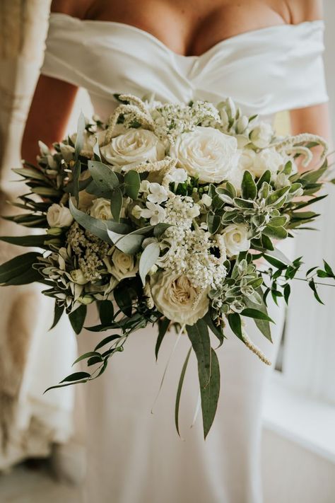 White and Green Large Bouquet for Bride Bridal Bun With Veil, Bun With Veil, Green And White Wedding Flowers, Wedding Bouquet Champagne, London Wedding Dress, Gold Wedding Bouquets, Bride Bouquets White, Bouquet For Bride, White Bridal Flowers