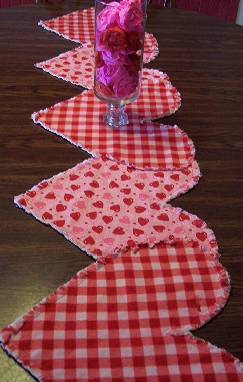 Valentines Table Centerpieces, Valentines Placemats, Valentines Day Table Runner, Valentine Table Runner, Saint Valentin Diy, Valentines Bricolage, Valentine Table, Quilt Table, Valentines Hearts