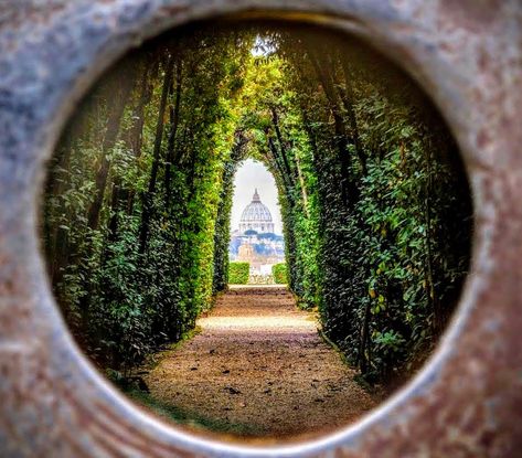 The Aventine Keyhole: the Most Famous Keyhole in Rome Best Food In Rome, Rome Tourist, 2 Days In Rome, Free Things To Do In Rome, St. Peter’s Basilica, Rome Winter, Best Restaurants In Rome, 3 Days In Rome, Le Vatican