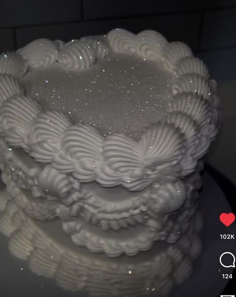 Heart Cake 17 Birthday, Sparkling Wedding Cake, Glitter Heart Cake Birthday, White Glitter Heart Cake, White Glitter Birthday Cake, Cute Birthday Cakes Ideas, White Heart Cake With Glitter, Glitter Cake Aesthetic, Shiny Birthday Cake