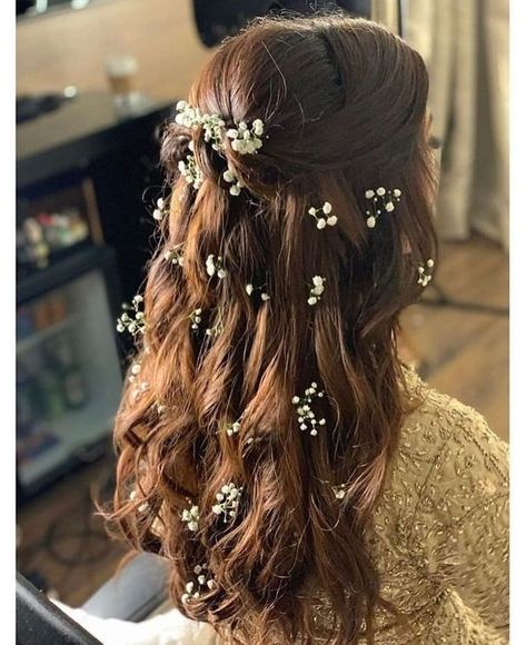 Why Flowers In Open Hair Are The Best Way To Add A Touch Of Glam In Your Mehendi Hairstyle! Princess Hairstyles, Mehndi Hairstyles, Reception Hairstyles, Makeup Pengantin, Engagement Hairstyles, Indian Wedding Hairstyles, Open Hairstyles, Long Hair Wedding Styles, Indian Hairstyles