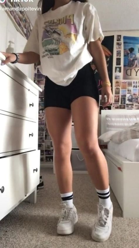 Skater Girl Outfits, Skater Boy Style, Streetwear Outfit Shorts, Skater Girl Outfits Summer, Stile Ragazza Skater, Skate Girl Outfit, Skater Girl Style, Skater Outfits, Outing Outfit