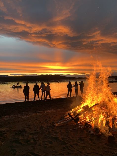 Gorgeous sunset and a big fireplace Nature, Camping Fire Aesthetic, Campfire Aesthetic Friends, Camping Friends Aesthetic, Happy Friend Group, Family And Friends Aesthetic, Friends Adventure Aesthetic, Camp Fire Aesthetic, Big Friend Group Photos Aesthetic