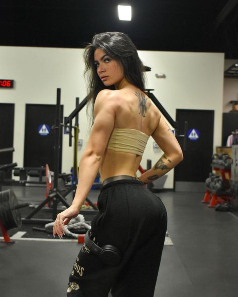 Carly.jb Gym, How To Pose For Gym Pictures, Muscle Poses Women, Female Gym Body Goals, Women Back Muscles, Strong Back Women, Carly Jb, Buff Women Aesthetic, Muscular Woman Aesthetic