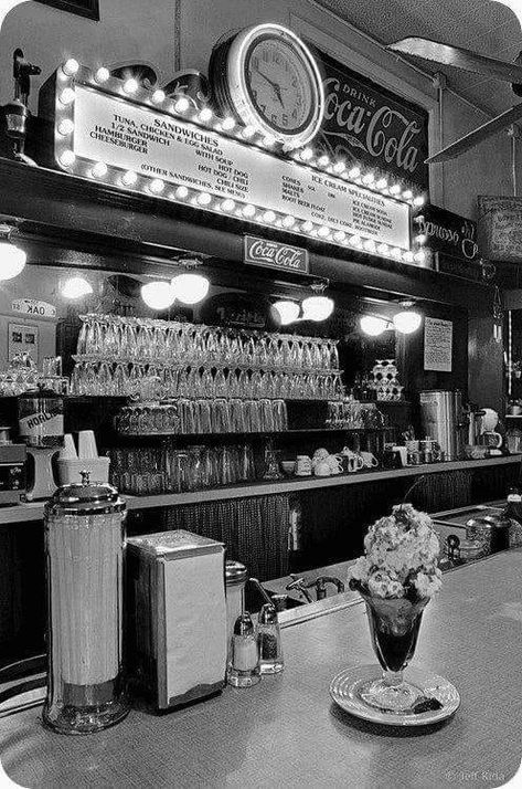 50s Aesthetic, 1950s Diner, Vintage Diner, Black And White Photo Wall, Black And White Picture Wall, Vintage Lifestyle, Photographie Inspo, Vintage Versace, Soda Fountain