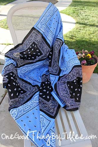 bandana quilt 13 Diy Bandana, Bandana Quilt, Bandana Crafts, Bandanas Diy, One Good Thing By Jillee, Bandana Design, Rag Quilt, Learn To Sew, Quilt Ideas
