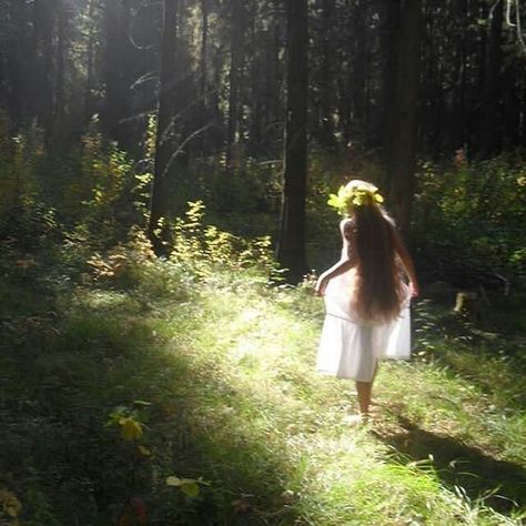 Vintage Flower Field Photoshoot, Magic Nature Aesthetic, Ethereal Woman Aesthetic, Frolicking In A Field Aesthetic, Nature Magic Powers, Pagan Witch Aesthetic, Fantasy Aesthetic Fairytale, Overalls Photoshoot, Ethereal Woman