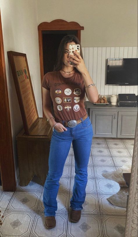 Estilo Ana Castelo cowgirl bota agro Look Agro, Simple Baddie Outfits, Look Coutry, Lesbian Outfit, Estilo Cowgirl, Trajes Country, Look Country, Farmer Outfit, Vaquera Outfit