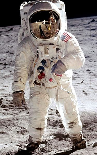 http://jainismus.hubpages.com/hub/A-Tribute-to-Neil-Armstrong Walking On The Moon, Wallpaper Men, Apollo Space Program, Surface Of The Moon, Moon Walk, Buzz Aldrin, Apollo Missions, Neil Armstrong, Space Race