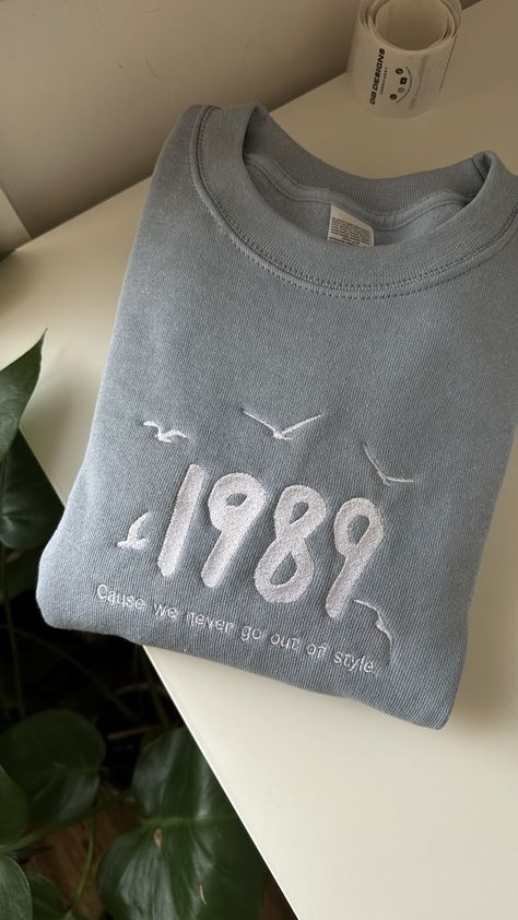 1989 Crewneck, Sweatshirt Taylor Swift, 1989 Taylor's Version, Taylor Swift Merchandise, Embroidered Apparel, Taylor Outfits, Taylor Swift Birthday, Taylor Swift Shirts, Gift Inspo