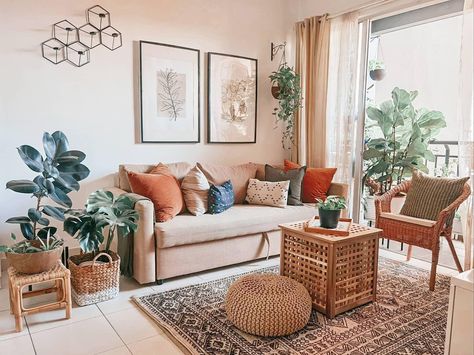 We don't know about you, but @zecozeyhomey is giving us major living space snuggly vibes with warm poppy tones and of course, our #FRIHETEN sofa nestled right in the heart of her home. All that's missing is a hot cup of cocoa ☕ Ahhh. Algarve, Light Flooring Living Room Decor, Boho Living Room Small Apartment, Beige Couch Boho Living Room, Boho Sofa Bed, Beige Couch Colorful Living Room, Boho Sofa Ideas, Ikea Boho Living Room, Ikea Friheten Sofa Living Rooms