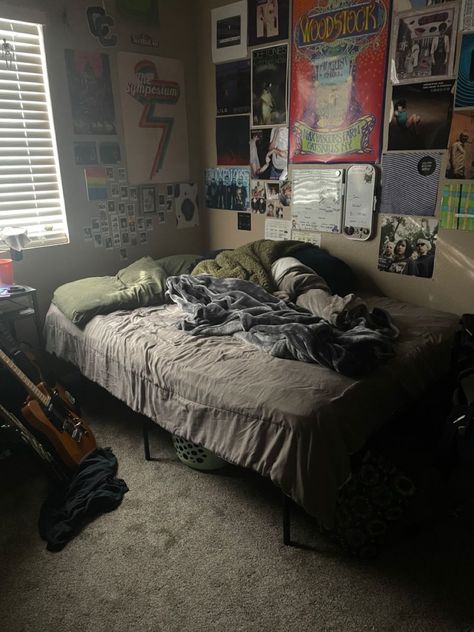 Punk Room, Messy Bedroom, Grunge Bedroom, Guys Room, Chill Room, Home Decor Aesthetic, Aesthetic Home Decor, Retro Room, Room Redesign