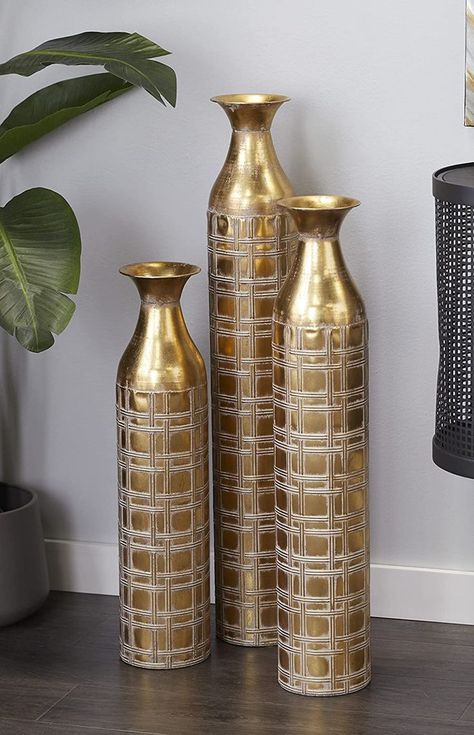 Glamourius, elegant decorative vases Floor Vase Decor, Beautiful Vases, Glam Modern, Contemporary Vases, Vase Crafts, Room Ideas Aesthetic, Round Vase, Gold Vases, Glam Metal