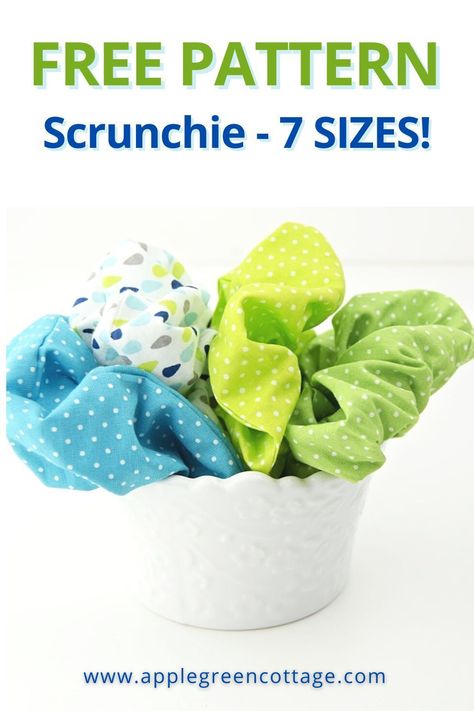 Couture, Sew Hair Scrunchies, Scrunchies Diy Measurements, Diy Scrunchie, How To Make Scrunchies, Diy Hair Scrunchies, Folded Fabric, Scrunchies Diy, Sewing Machine Projects