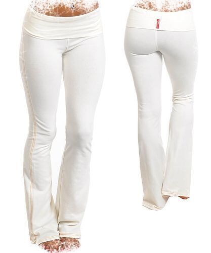 White Yoga Pants, Yoga Outfits, Estilo Hippie, Pants Loose, Yoga Pants Outfit, Workout Attire, Stil Inspiration, Rock Revival Jeans, Yoga Pant