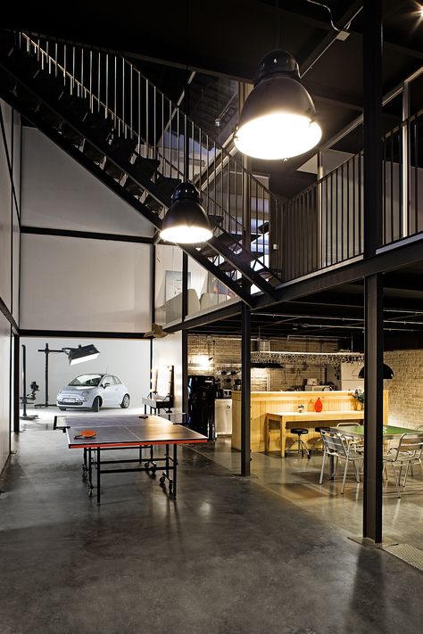 Large industrial style focusse lighting inside the PBlok office Warehouse Renovation, Casa Garage, Warehouse Interior, Asma Kat, Warehouse Loft, Warehouse Living, Warehouse Office, Design Studio Office, Warehouse Home