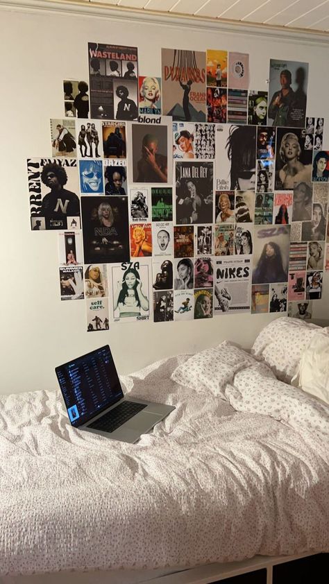 Room Decor Y2k Aesthetic, Bedroom 2000s Aesthetic, Aesthetic Y2k Room Decor, Cute Vintage Bedroom Ideas, Minimalist Y2k Bedroom, Reading Area In Bedroom Aesthetic, Crowded Room Ideas, Bedroom Inspirations Big Room, Y2k Room Inspo Aesthetic