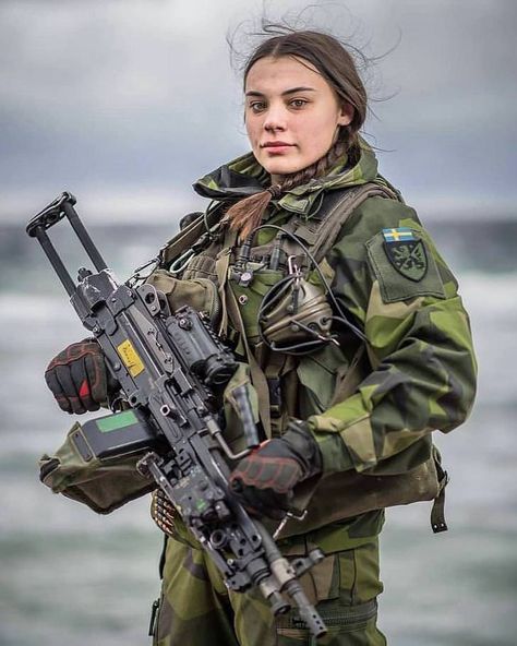 Swedish Army Soldier Echipament Tactic, Swedish Army, Fighter Girl, Army Women, Female Soldier, Military Girl, Military Women, Police Women, Army Soldier