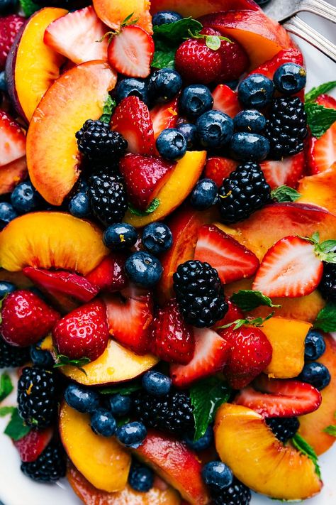 The best ever easy fruit salad recipes with fresh peaches, blueberries, strawberries, blackberries, and a simple orange dressing. This delicious, good for you salad is going to be your new favorite! Recipe via chelseasmessyapron #easy #recipe #forparty Recipes With Fresh Peaches, Summer Potluck Dishes, Aesthetics Pink, Easy Fruit Salad, Orange Dressing, Fresh Peach Recipes, Orange Recipe, Easy Fruit Salad Recipes, Fruit Salad Recipe