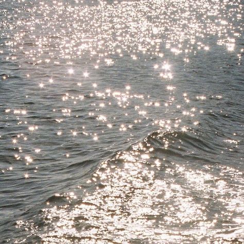 Aesthetic Sharer ZHR on Twitter: "Light in the water… " San Juan, Light Brown Hair, Aesthetic Glitter, Glitter Art, Magic Aesthetic, The Zodiac Signs, Art Sea, Light Texture, Aesthetic Images