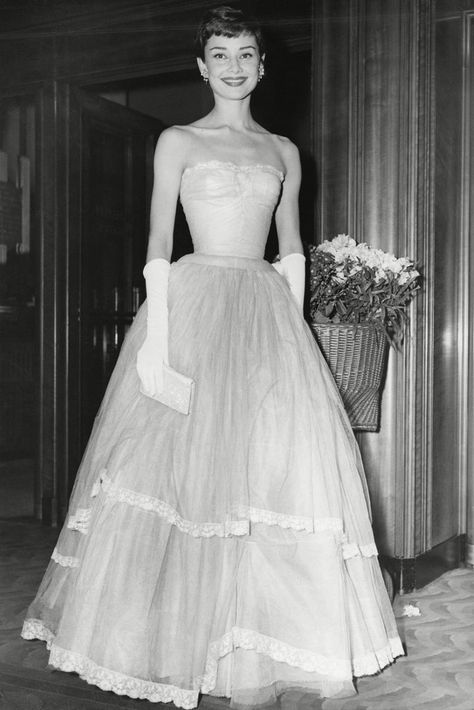 Audrey Hepburn Outfit, Audrey Hepburn Dress, Aubrey Hepburn, Audrey Hepburn Photos, Celebrity Shoes, Audrey Hepburn Style, Hepburn Style, Iconic Dresses, Fair Lady