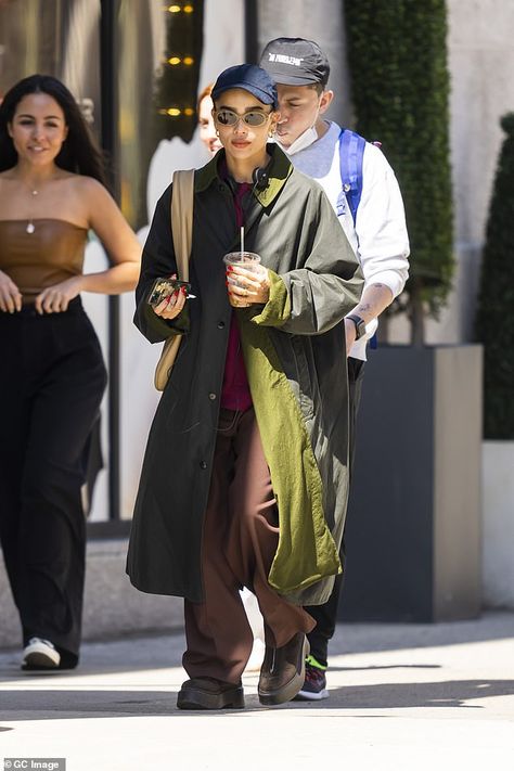 Trenchcoat Outfit, Zoe Kravitz Style, Sora Choi, Taylor Russell, Pop Of Red, Goth Look, Coffee Run, Ținută Casual, Zoe Kravitz