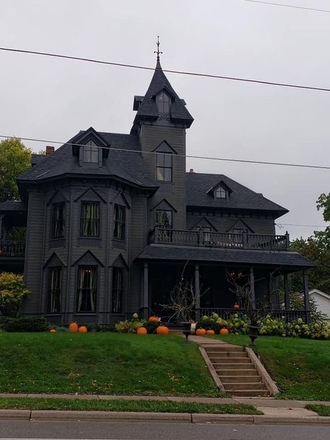 Victorian Homes Halloween, Gothic Dream House, Dark Home Aesthetic Exterior, Victorian Goth House, Gothic Victorian House Exterior, Gothic Bloxburg House, Goth House Exterior, Gothic House Exterior, Gothic Exterior