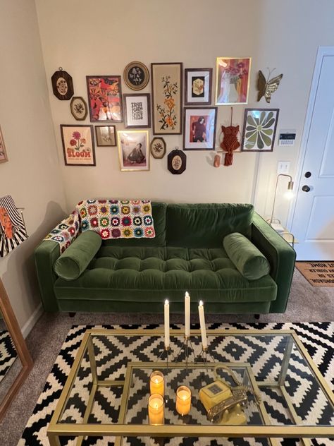 Vintage Mid Century Furniture Living Rooms, Green Sofa Maximalist, Green Couch Sitting Room, Green Couch Modern Living Room, Green Couch Gray Floor, Mid Century Green Couch, Apartment Decor Green Couch, Green Velvet Sofa Bedroom, Eclectic Living Room Green Couch