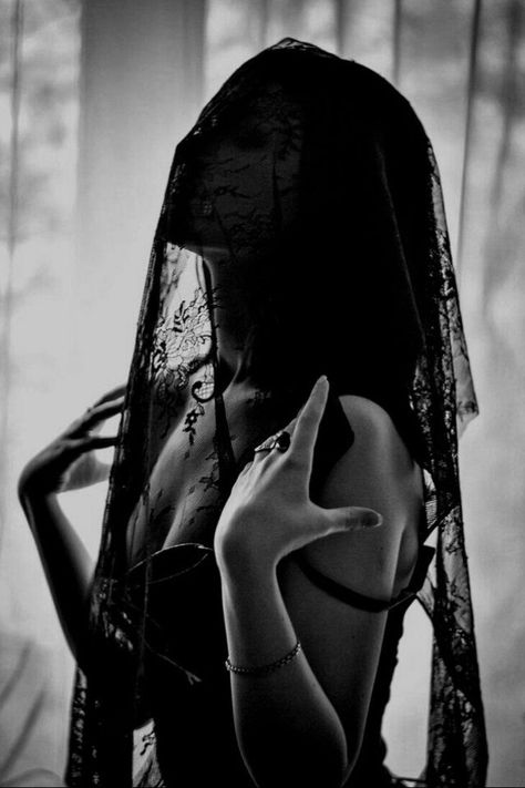 Mysterious Black Woman Aesthetic, Neck Grab Hands, Photo Halloween, Gothic Photography, Veiled Woman, Chica Cool, Halloween Photography, Budoir Photography, 사진 촬영 포즈