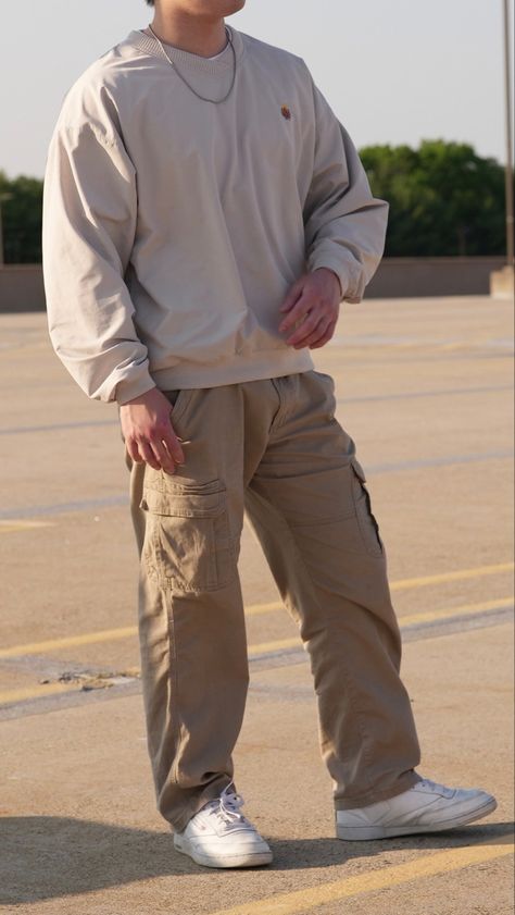 Cargo Pants Outfit Ideas Men, Nike Vintage Outfit Men, Trendy Guy Outfits Street Fashion, Brown Joggers Outfit Man, Boy Cargo Pants Outfit, White Nikes Outfit, Guys Cargo Pants Outfit, Men’s Cargo Pants Outfit, Outfits Con Pantalones Cargo