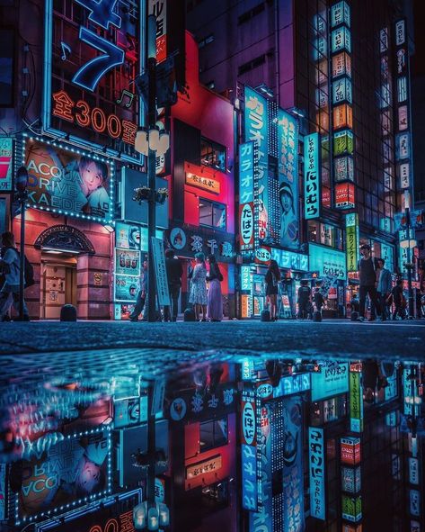 The bright neon lights of Tokyo are a famous symbol of this amazing city and the many opportunities that await you there. You never know what adventures you will have or what people will you meet when you roam the city.⁣⁣ 📷 moto_ph0t0⁣⁣ Kabukicho, Japan Instagram Photos, Japan 80's Aesthetic, Ville Cyberpunk, Tokyo Aesthetic, Winter In Japan, Places In Tokyo, Japan Instagram, Day Trips From Tokyo