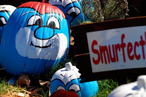 Smurf pumpkins Smurf Pumpkin, Smurf Theme, Smurf Halloween, Creative Pumpkin Painting, Scarecrow Festival, The Scarecrow, Homemade Costume, Creative Pumpkins, Pumpkin Painting