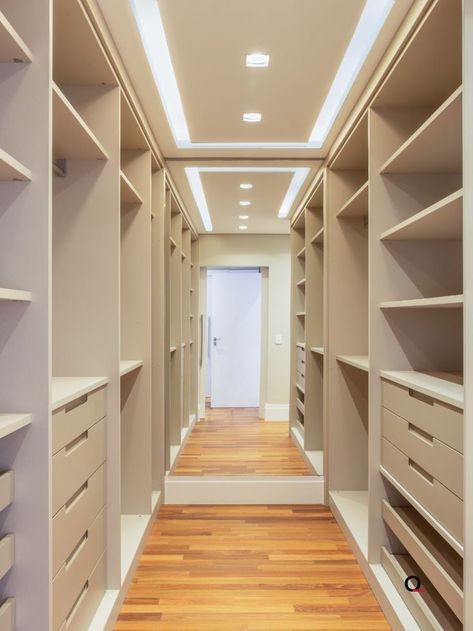 Masters Bedroom With Walk In Closet, Closet Maid Ideas, Dream Bedroom Luxury Master Suite, Walking Closet Modernos, Simple Walk In Closet, Small Master Closet, Closet Simple, Small Dressing Rooms, Contemporary Closet