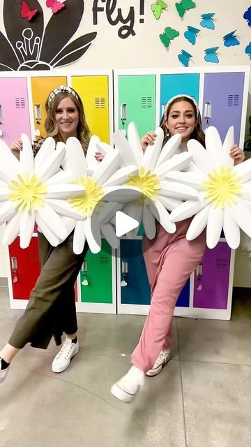 Stephanie Osmundson & Loreal Hemenway on Instagram: "In such a DAISY over these stunning paper flowers!!! 🤩🌼🤩🌼🤩🌼🤩🌼🤩 These larger than life paper flowers are soooo so simple to assemble and can make any bulletin board, decor, or display really come to life!! We love how they turned out!! 💖💖💖 We have added this daisy template to our first Paper Flower Pack ever that we created six years ago and has been a BEST SELLER ever since 🥲 Comment “daisy” for the link 🔗🌼✨ #teachers #iteach #iteachtoo #teachersofinstagram #teachersfollowteachers #teacherspayteachers #teachersofig #bulletinboards #classroomdecor #teacherreels #paperflowers" Flower Window Decoration, All Together Now Bulletin Board, Easy Big Paper Flowers, Spring Flower Bulletin Board Ideas, Daisy Bulletin Board Ideas, 3d Classroom Decorations, Giant Paper Daisy, Flower Themed Bulletin Boards, Bulletin Board Flowers Diy