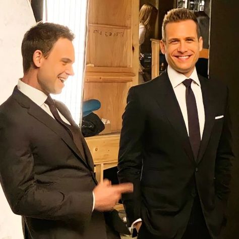 Harvey Specter | Mike Ross on Instagram: "Smiles ♡ . . . . . #sarahrafferty #donnapaulsen #gabrielmacht #harveyspecter #meghanmarkle #rachelzane #patrickjadams #pja #mikeross #ginatorres #jessicapearson #rickhoffman #louislitt #katherineheigl #samanthawheeler #dullehill #alexwilliams #amandaschull #katrinabennett #alomawright #wendellpierce #robertzane #suits #suitsusa #suitspeacock #suitsonset #usanetwork #peacocktv #marvey" Harvey Specter Smile, Mike Ross And Harvey Specter, Mike And Harvey, Mike Ross Suits, Suits Drama, Suits Cast, Mike Suits, Suits Aesthetic, Nyc Girl Aesthetic