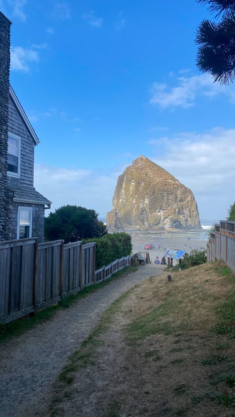 Los Angeles, Bonito, Oregon Coast Surfing, West Coast Photography, Pretty Places In Oregon, Cannon Beach Oregon Aesthetic, Oregon Cannon Beach, Arcadia Beach Oregon, Pnw Beach House