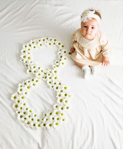 36 Creative Monthly Baby Photo Ideas You Can Do at Home Monthly Baby Photo Ideas, Creative Monthly Baby Photos, Baby Photo Ideas, 8 Month Baby, Baby Photoshoot Ideas, 8 Month Old Baby, Month Photos, Foto Newborn, Monthly Baby Pictures