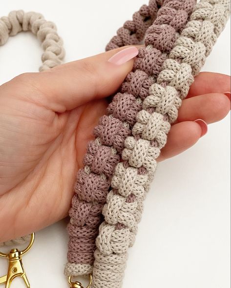 Macrame Wristlet Keychain Diy, Macrame Lanyard Diy, Wristlet Keychain Pattern, Lanyard Macrame, Macrame Key Ring, Wristlet Tutorial, Watermelon Keychain, Crochet Key Chain, Macrame Lanyard