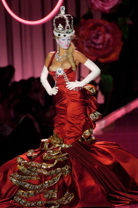 Christian Dior Fall 2004 Couture Collection - Vogue Couture, Jhon Galliano, Galliano Dior, Lizzie Hearts, Dior John Galliano, Dior Collection, Runway Fashion Couture, Christian Dior Haute Couture, Moda Paris