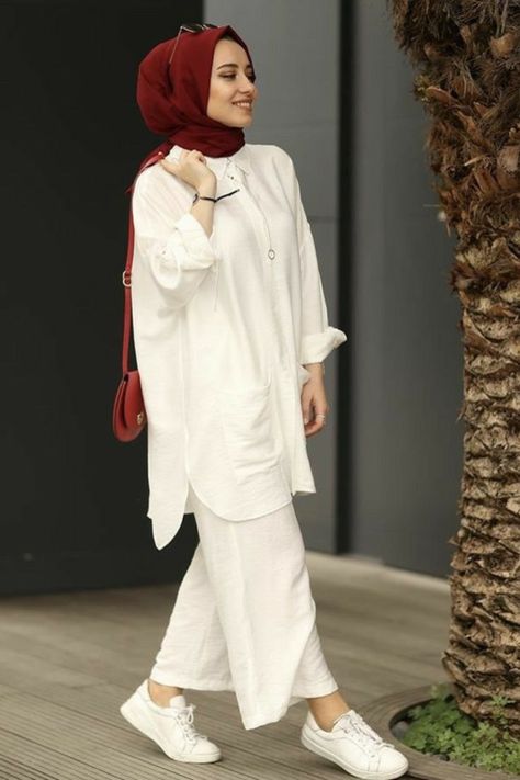 This outfit blends comfort and style effortlessly, making it perfect for both casual outings and special occasions. Muslimah Fashion Casual, Simple Dress Casual, Modest Casual Outfits, Modele Hijab, Muslimah Outfit, Trendy Shirt Designs, Fashion Top Outfits, Modest Dresses Casual, Stylish Short Dresses