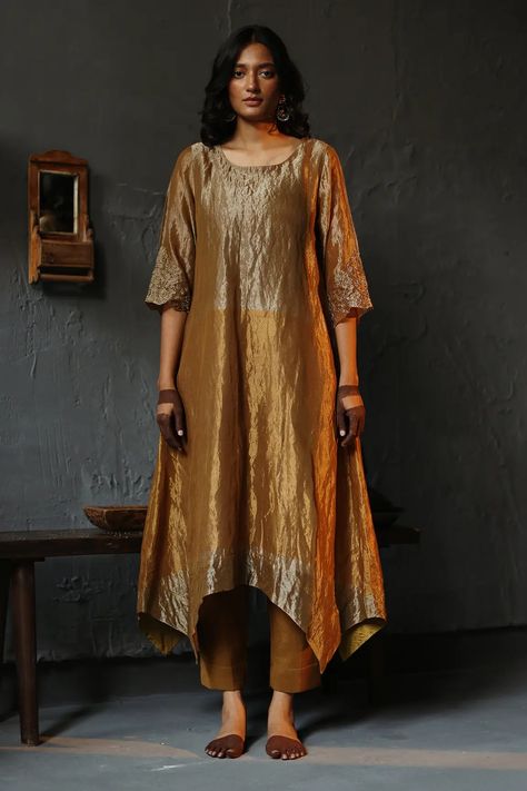 Angrakha Kurta For Women, Plain Kurta, Asymmetric Kurta, Pakistani Formal Dresses, Kurta Style, Simple Kurta Designs, Embroidered Sleeves, Ethnic Wear Designer, Pant Set For Women